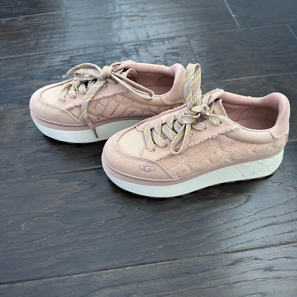 UGG Sneakers Marin Lace size 9